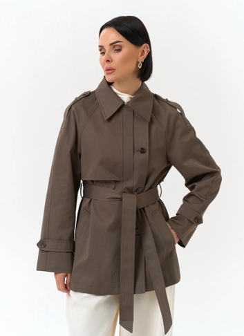 Женский укороченный плащ с поясом