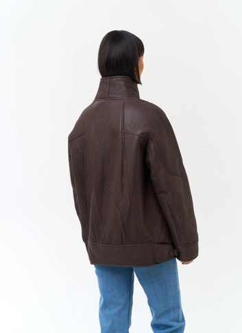 Женская дубленка из натурального меха с воротником стойкой фото