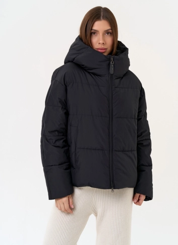 Женский пуховик черного цвета с капюшоном