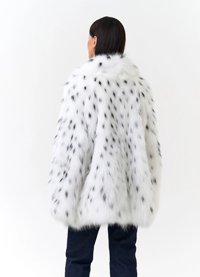 Шуба из меха лисы с инкрустацией под рысь модель № 33770 в кредит